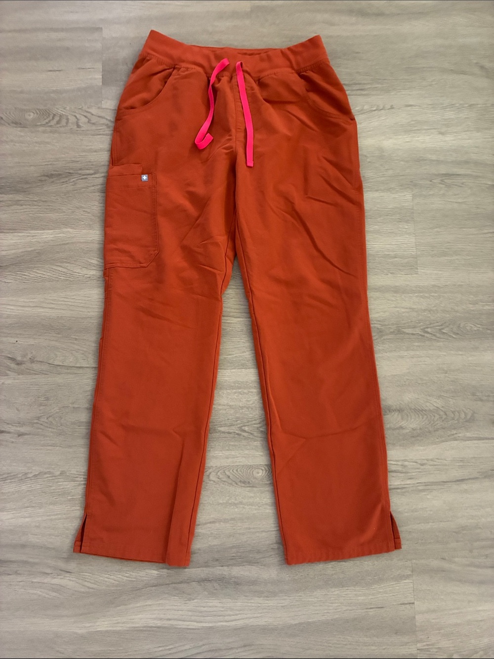 Figs Kade Cargo Women's Scrub Pants Medium Auburn Straight Leg